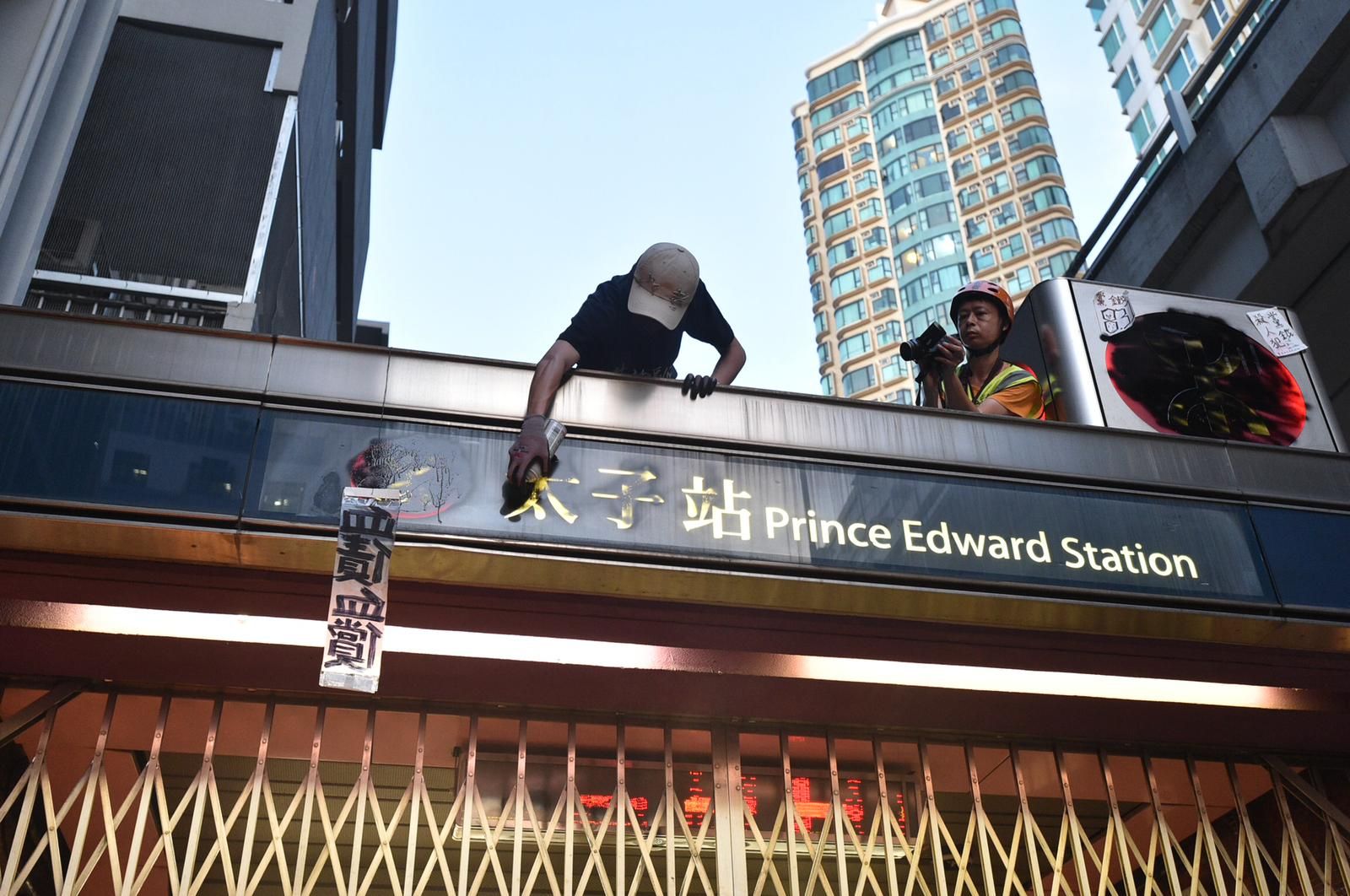 【修例风波】白衣男疑曾持刀到旺角警署外 与示威者打斗致受伤