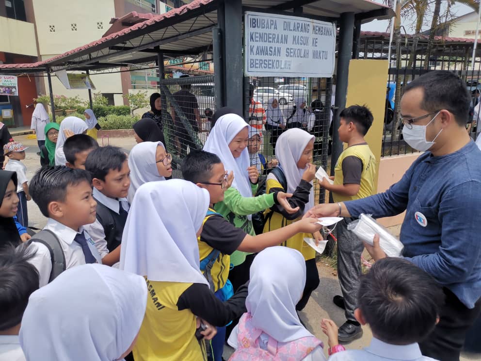 Sarawak PKR Youth hands out face mask to pupils as haze worsens
