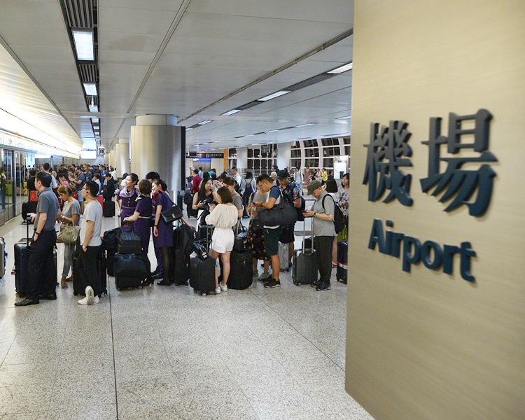 【修例风波】E缐巴士不入机场　机铁不停九龙青衣　机场一号停车场关闭