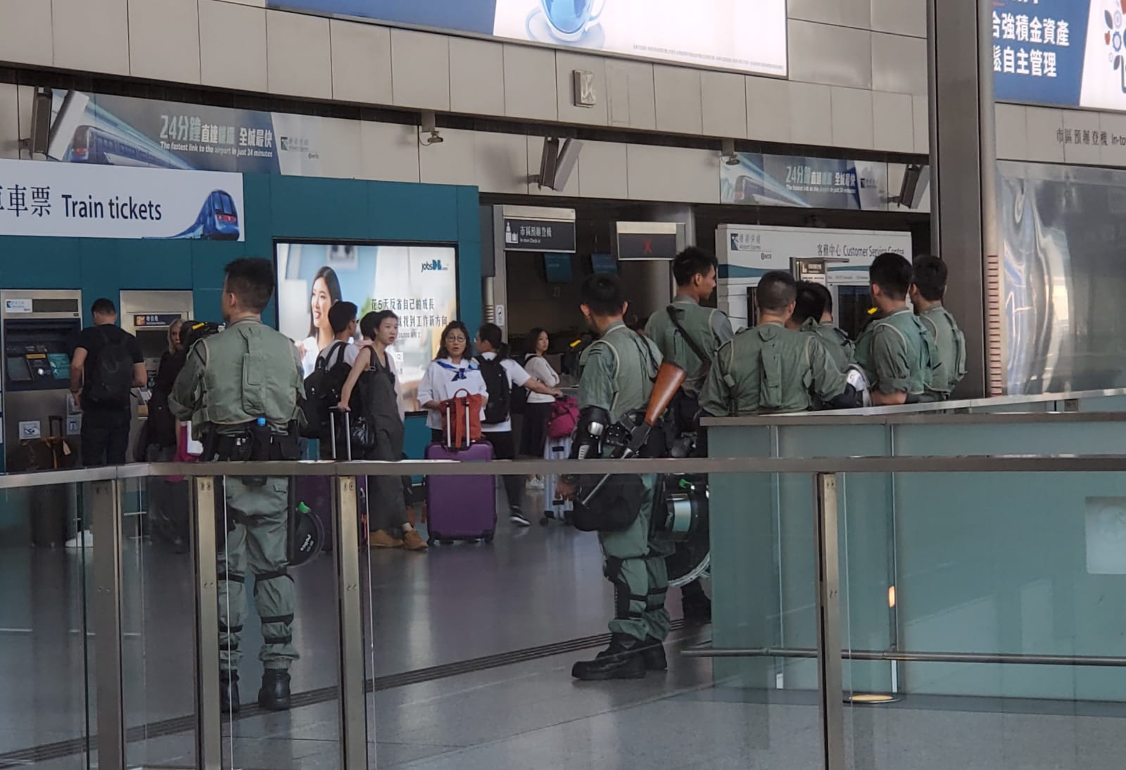 【修例风波】防暴警驻机场戒备 东涌商铺早上如常营业