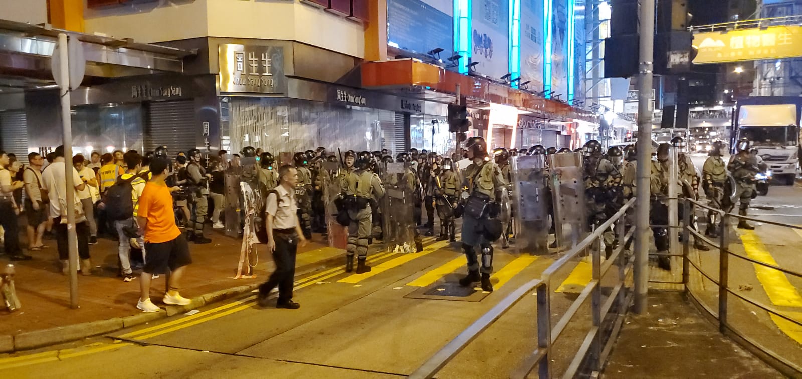 【修例风波】防暴警旺角弥敦道向油麻地推进 至少两人被捕
