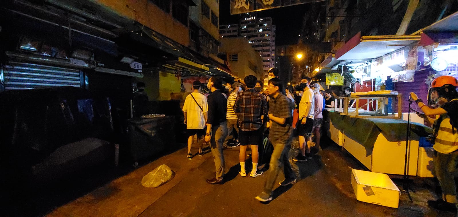 【修例风波】旺角街市附近有人疑持菜刀袭击示威者 两人受伤