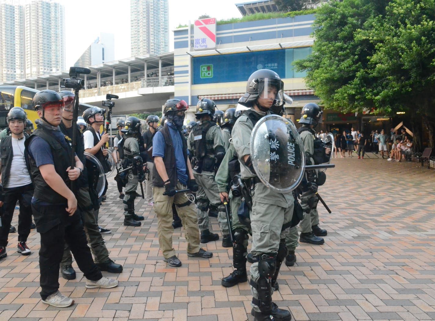 【修例风波】东涌站两入口关闭 一少女疑被警棍打头