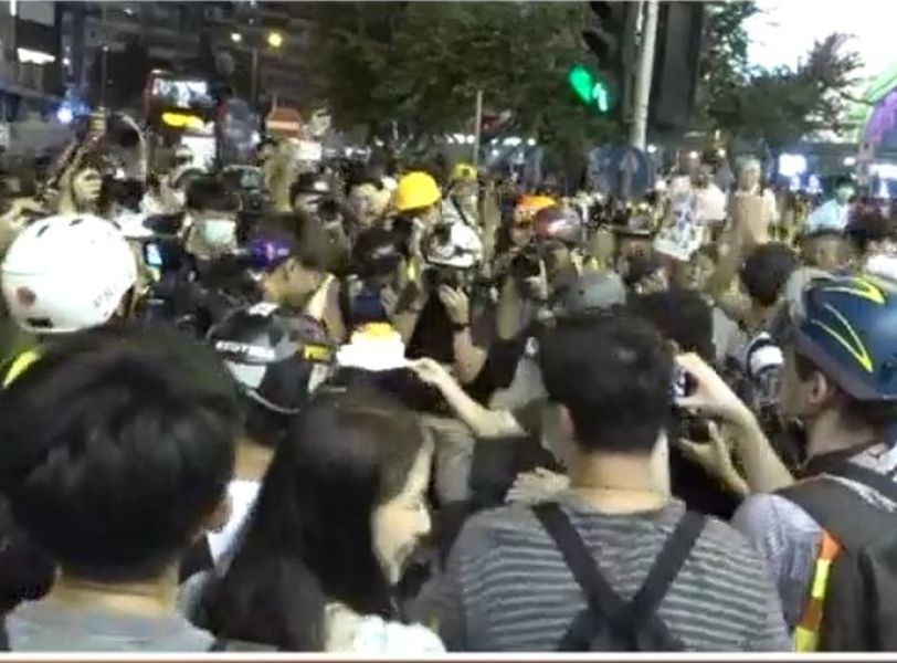 【修例风波】示威者始创中心外庆祝生日