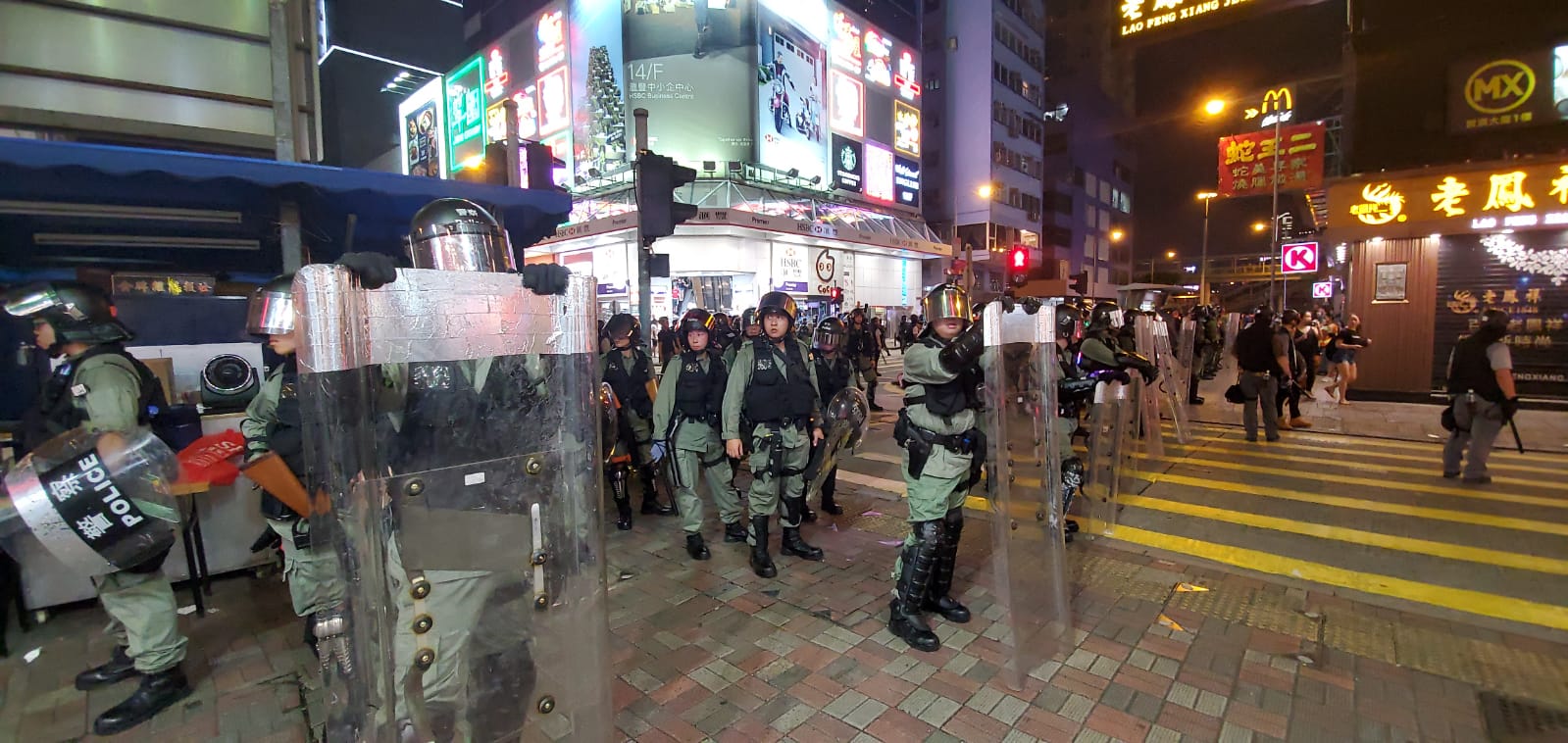 【修例风波】警铜锣湾站出口施放催泪烟 渣甸坊拘一人