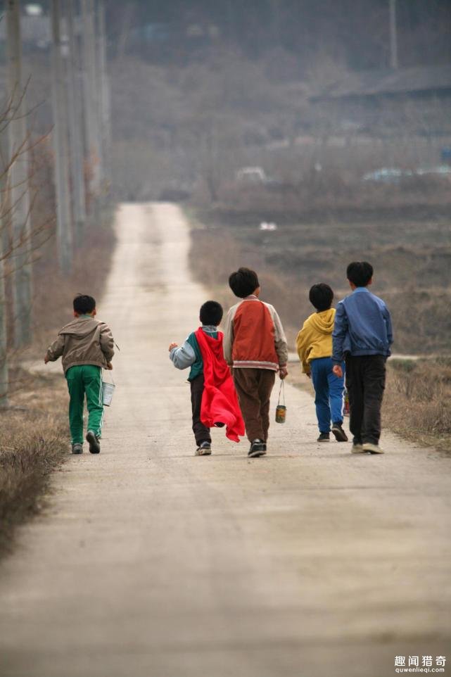 五个韩国少年抓青蛙失踪11年，尸骨被挖出后：家长们全抓狂了