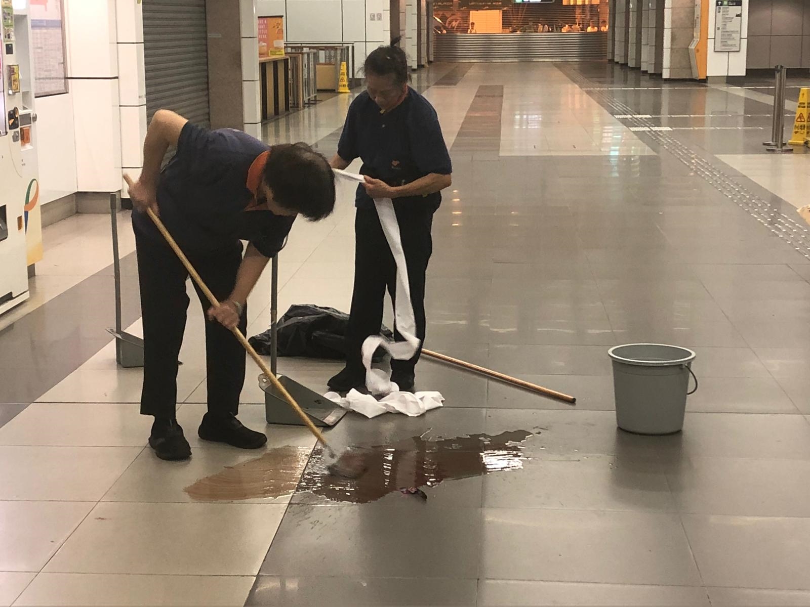 【修例风波】沙田大埔墟等站爆冲突警拘捕逾20人 1青年受伤头破血流