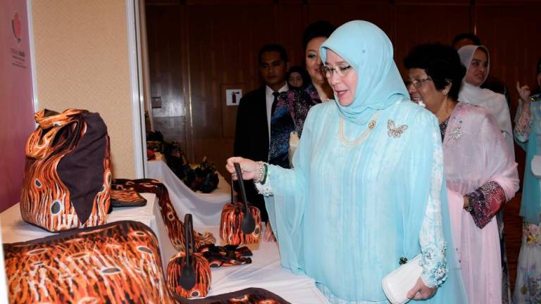 Raja Permaisuri Agong graces Piala Seri Endon batik design competition