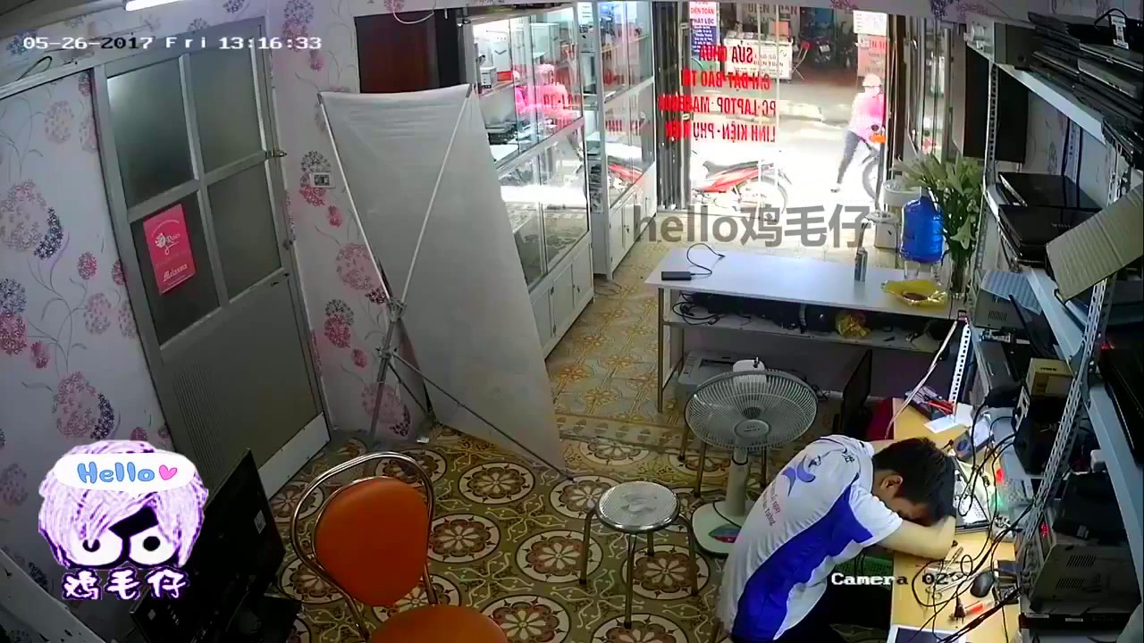 小区门口，小孩在路边玩过家家，接下来的监控画面惶恐不安！