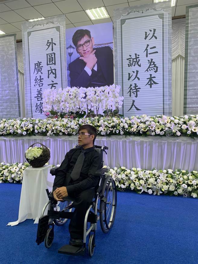 忠仁告別式！连体婴哥哥最后一程「人生是爬出来的」惹哭全场　生前「最后的遗愿」弟弟帮他实现了