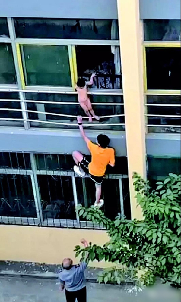 家中无人两岁半男童爬出窗户坠楼 幸被一高三学生抱住