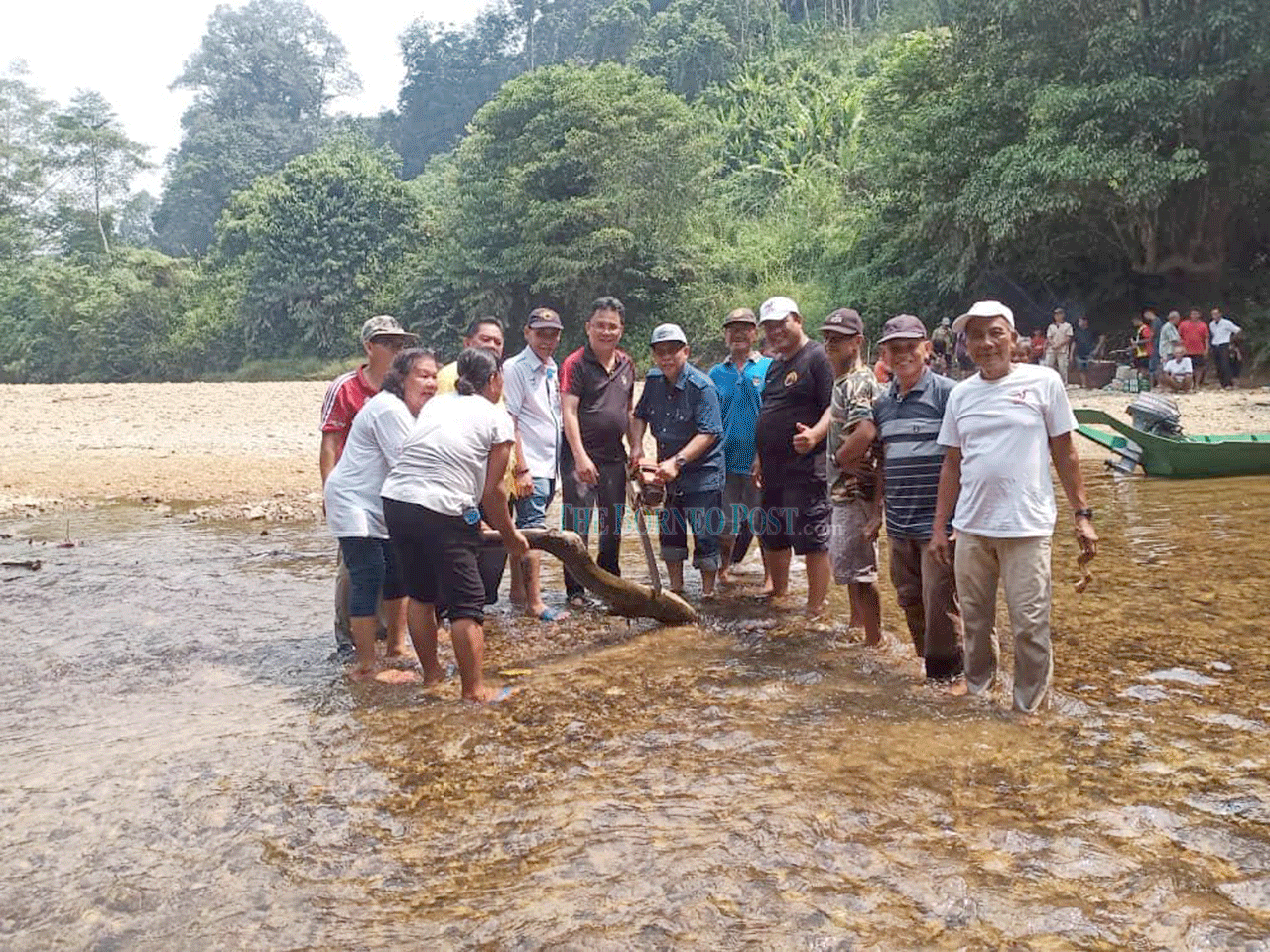 Longhouse folk take part in river-cleaning campaign