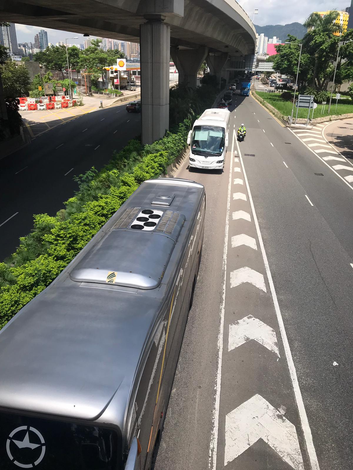 【修例风波】不满示威活动影响司机生计 多辆旅游巴慢驶游行抗议