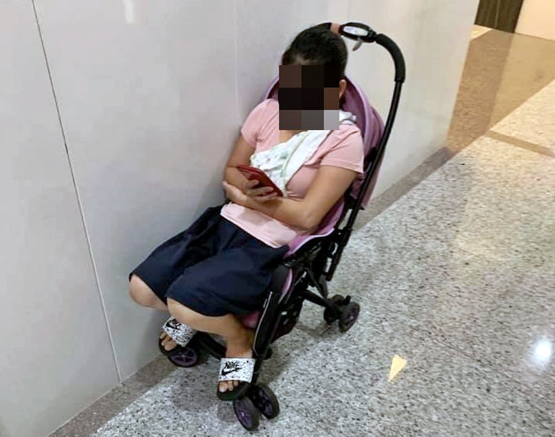 【维港会】等少主放学等到攰 外佣坐BB车玩手机遭网民怒轰