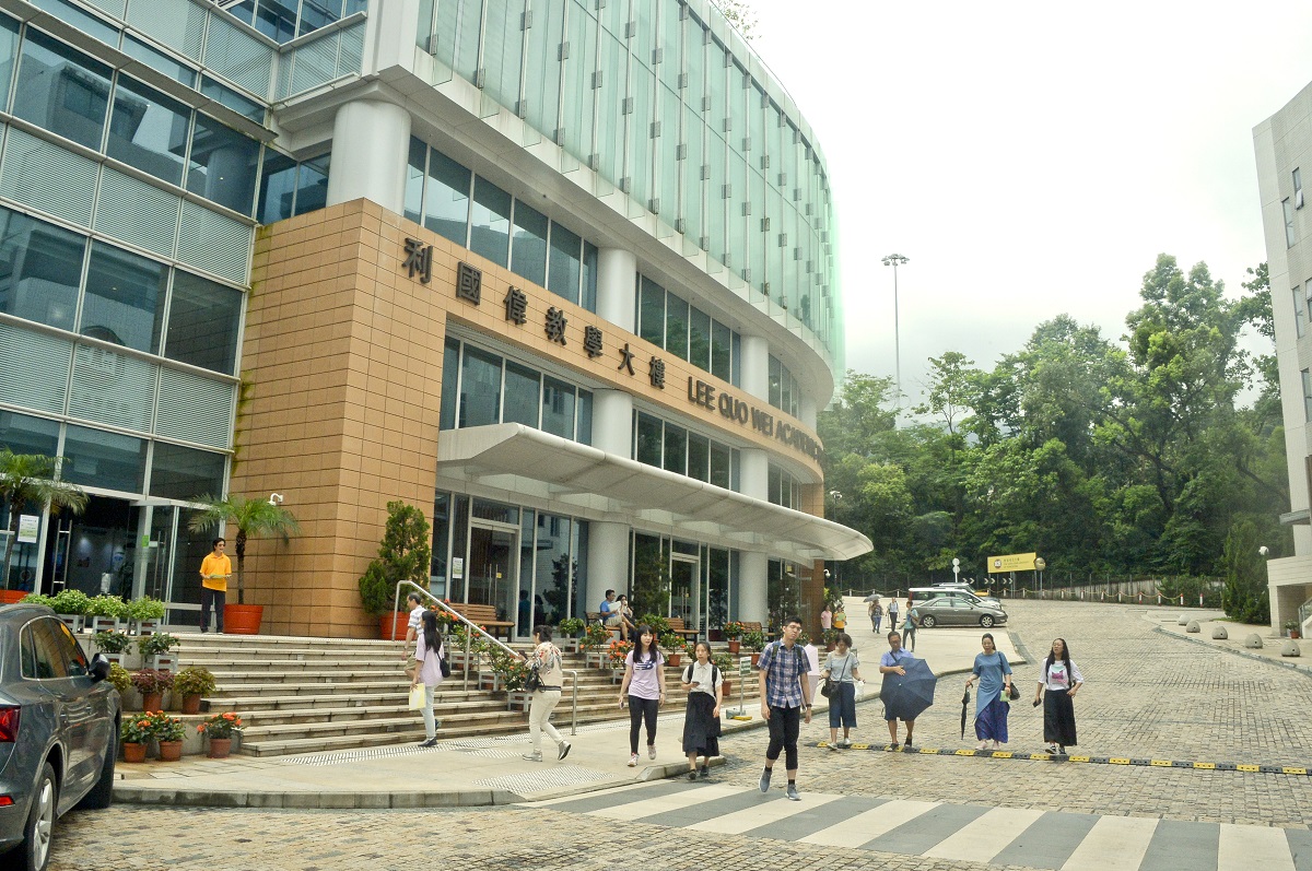 戴头盔面罩上课为吸引学生及刺激思考 恆大指涉事教师表歉意