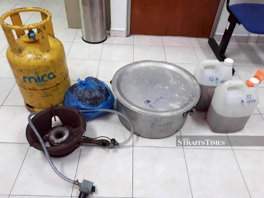 Prison warden arrested for processing ketum leaves