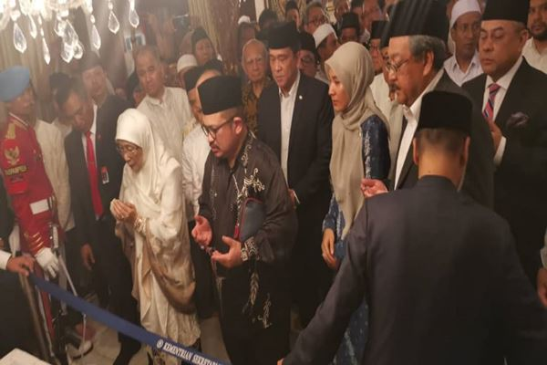 Wan Azizah attends funeral of former Indonesian President Habibie