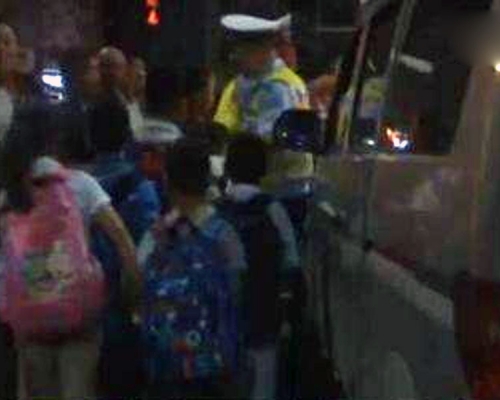 车窗全关冷气不开 扬州7人车塞了16名学生被查