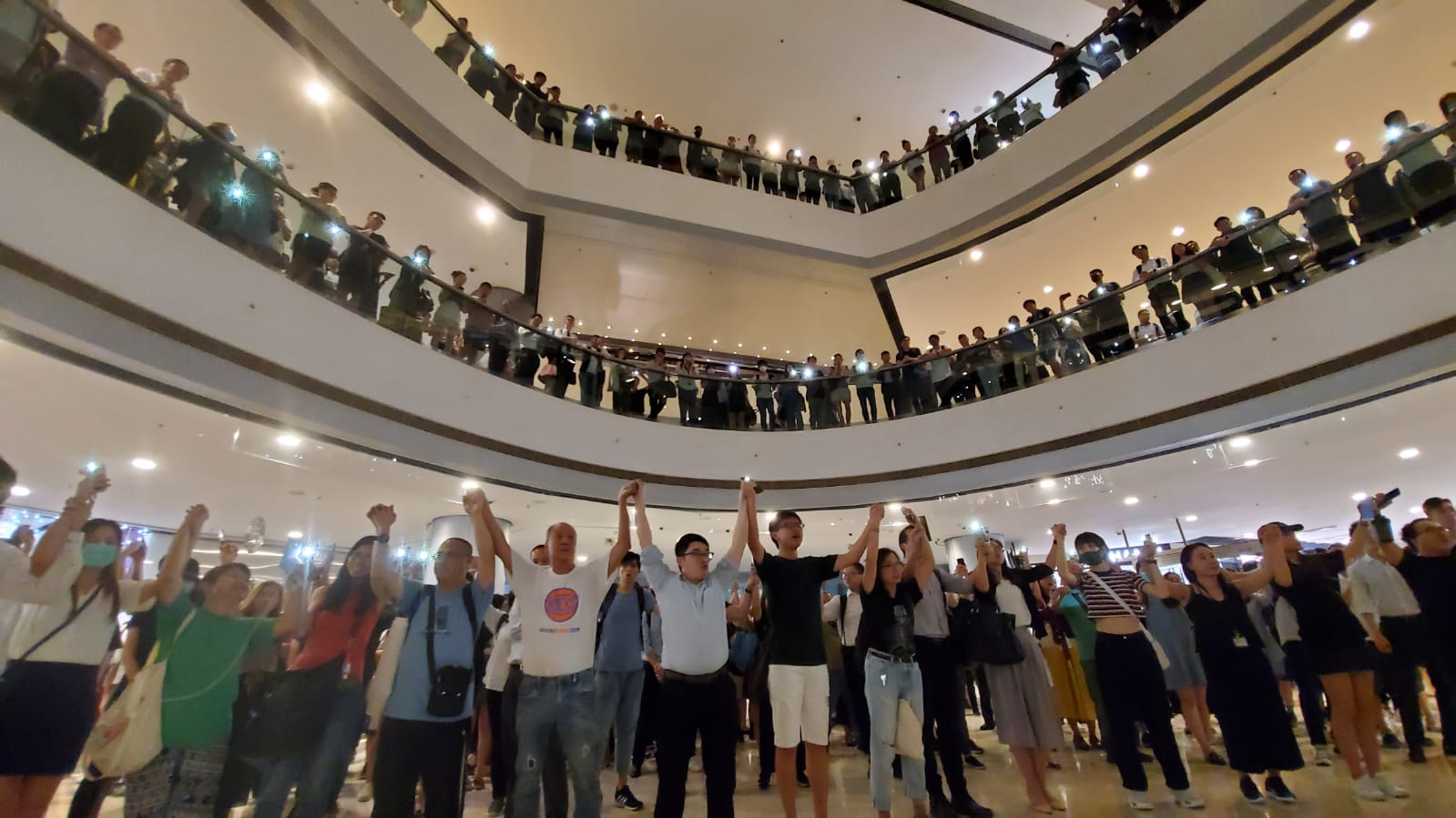 【修例风波】网民中环IFC「和你Lunch」 阿牛放「FREE HK」标语