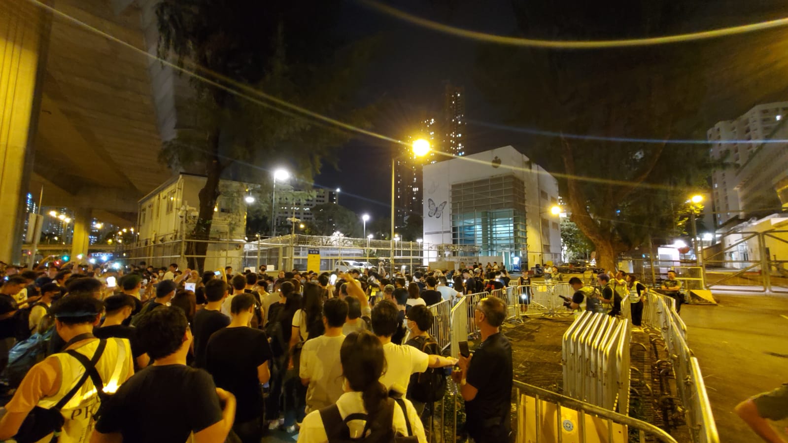 【修例风波】过百人荔枝角声援被捕示威者 镭射笔照向收押所