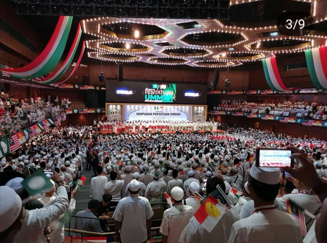 Thousands throng PWTC to witness signing of Umno-PAS pact
