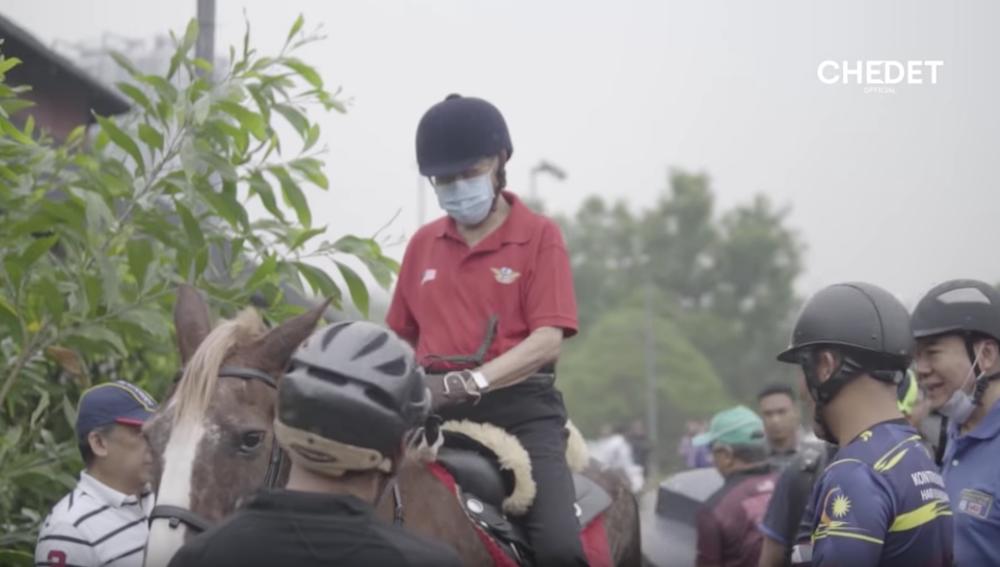 Dr Mahathir dons face mask to go riding at UPM Equine Centre (VIDEO)