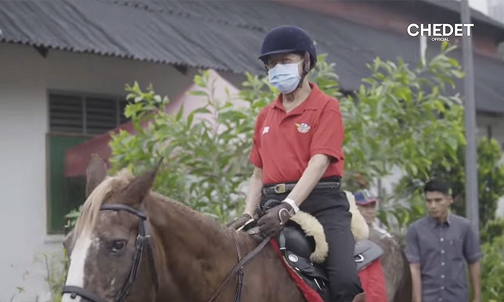 Dr M goes horseback riding after drizzle offers respite from haze