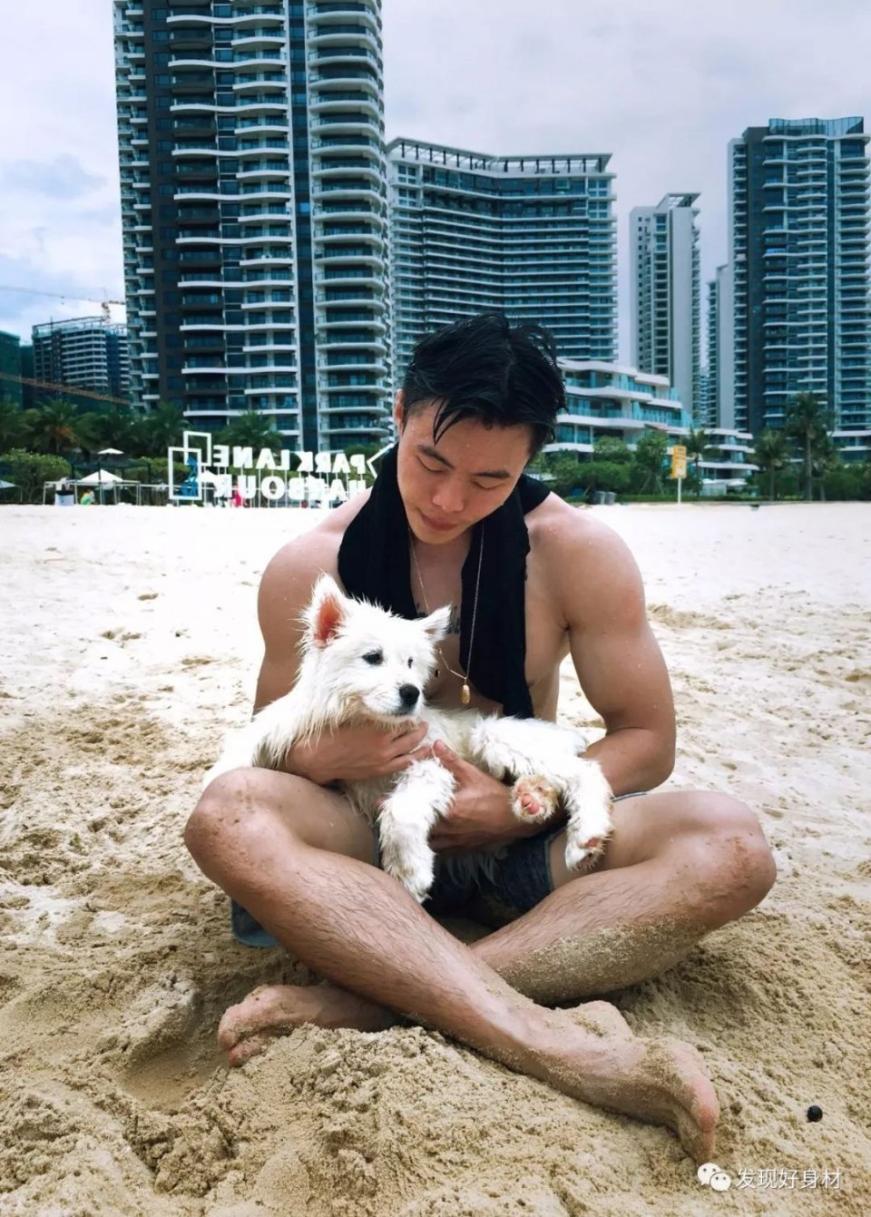 深圳小伙脱了，这身筋肉太帅了