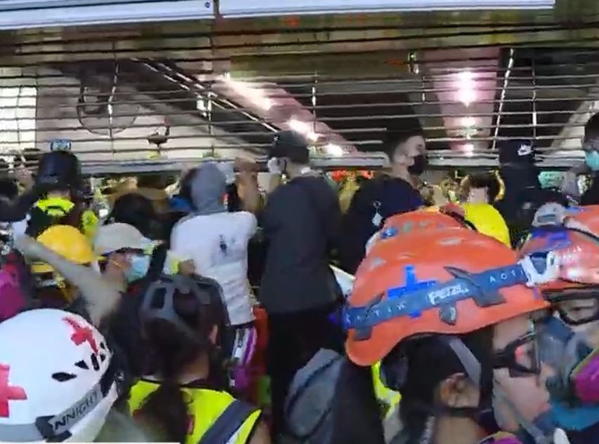 【修例风波】示威者拉起铜锣湾站铁闸 警祟光百货外射催泪弹