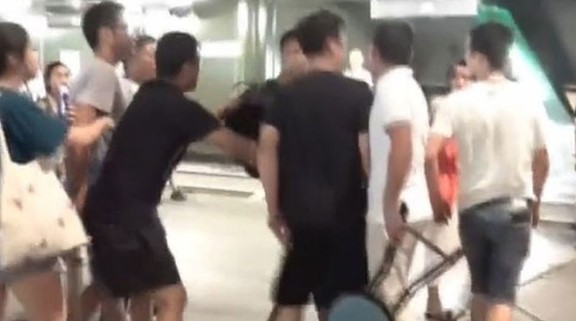 白衣人与黑衣人炮台山爆争执 警员到场调停