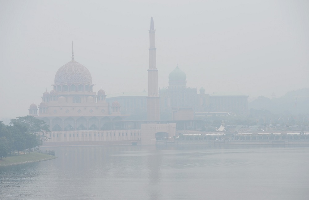25 schools in Putrajaya will be closed tomorrow if API reading exceeds 200, says FT Education Dept