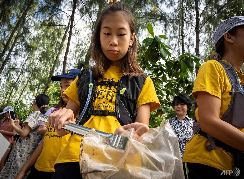 12-year-old Lilly wages 'war' on plastic in Thailand