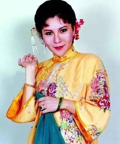 她是琼瑶剧金牌配角，无儿无女，为父倾家荡产又惨患癌症，如今67岁老态盡显，太心酸！