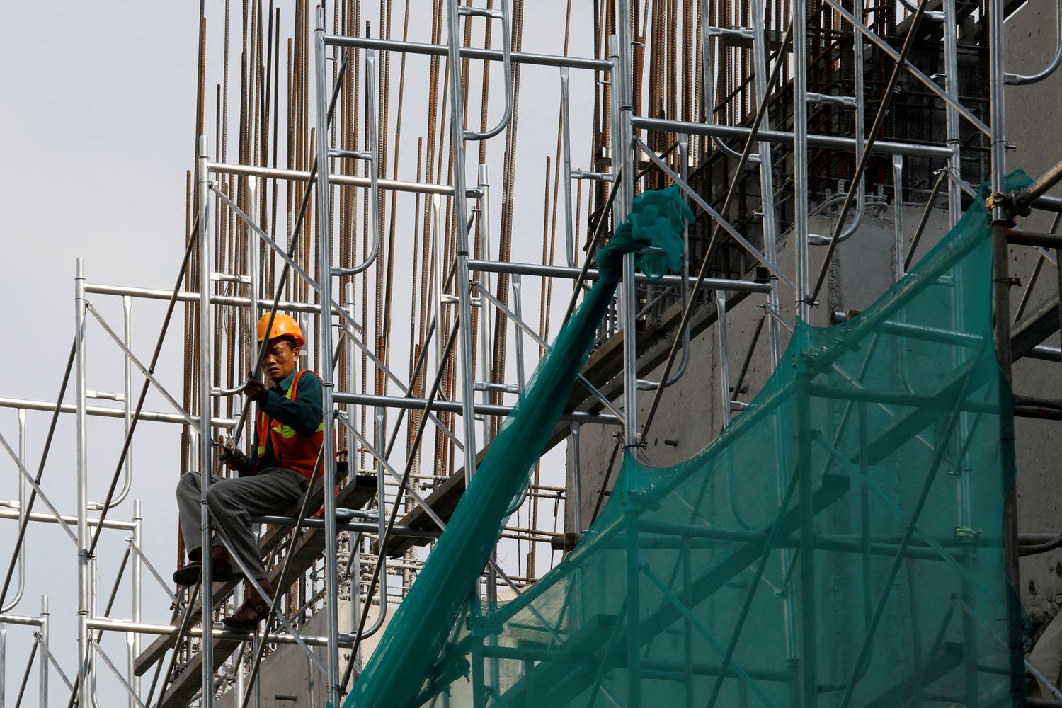 Vietnam cuts rates to support growth