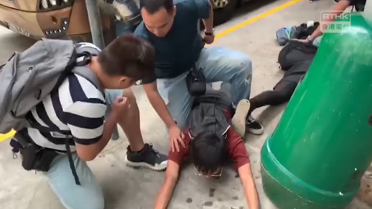 【修例风波】警方指便衣警尾随2名男子至乐华巴士站制服 曾出示委任证