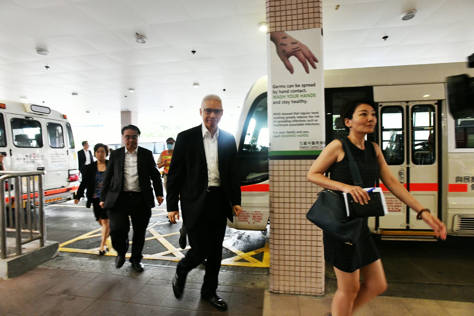 【港铁出轨】1男4女不适送院 港铁主席欧阳伯权前往医院探望