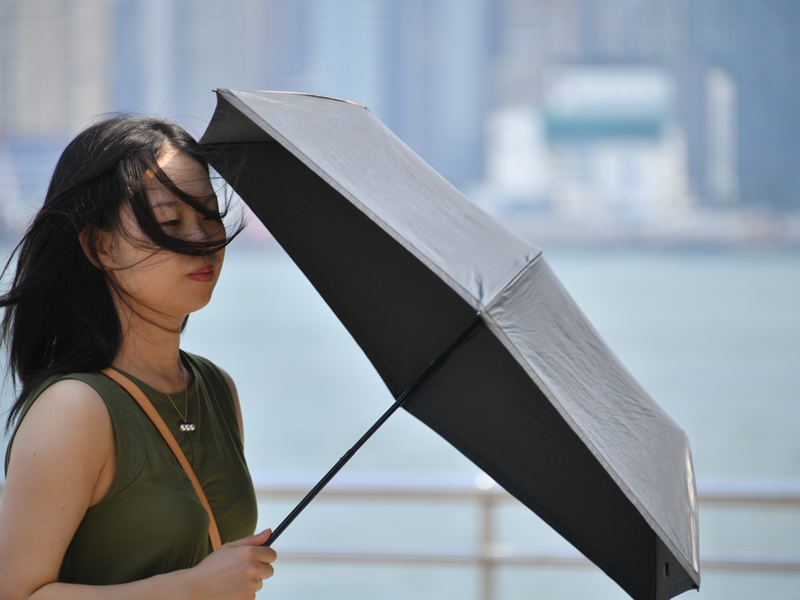 天气炎热有几阵骤雨 最高温约32度