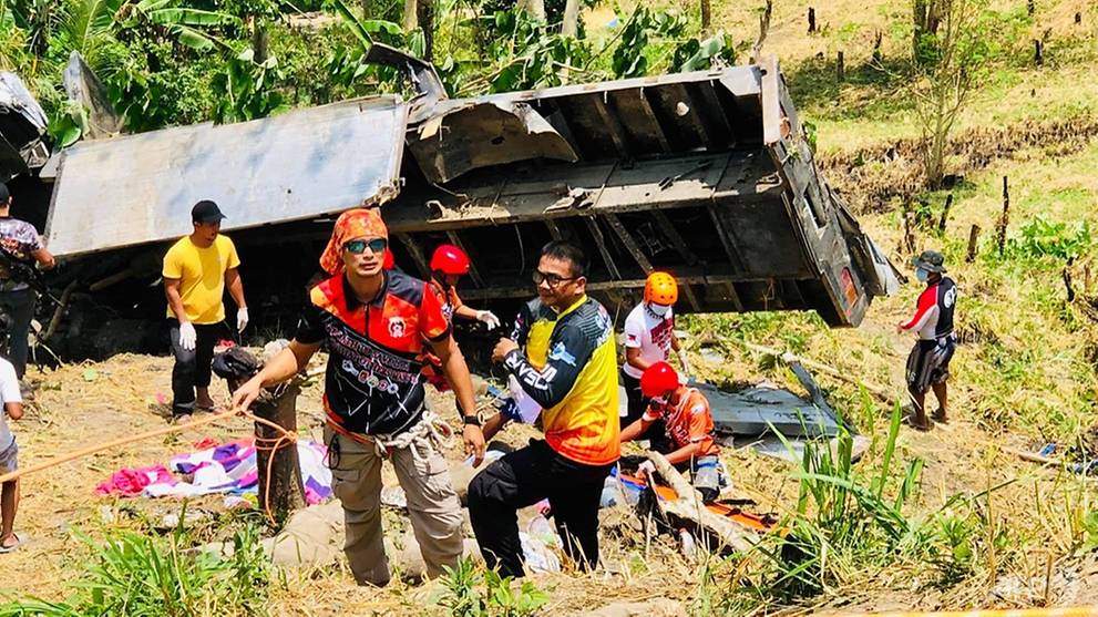 15 killed as truck plunges down ravine in Philippines