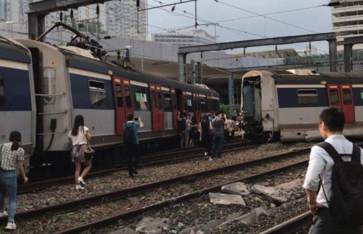 港铁列车出轨撞向另一列车 传有乘客受伤