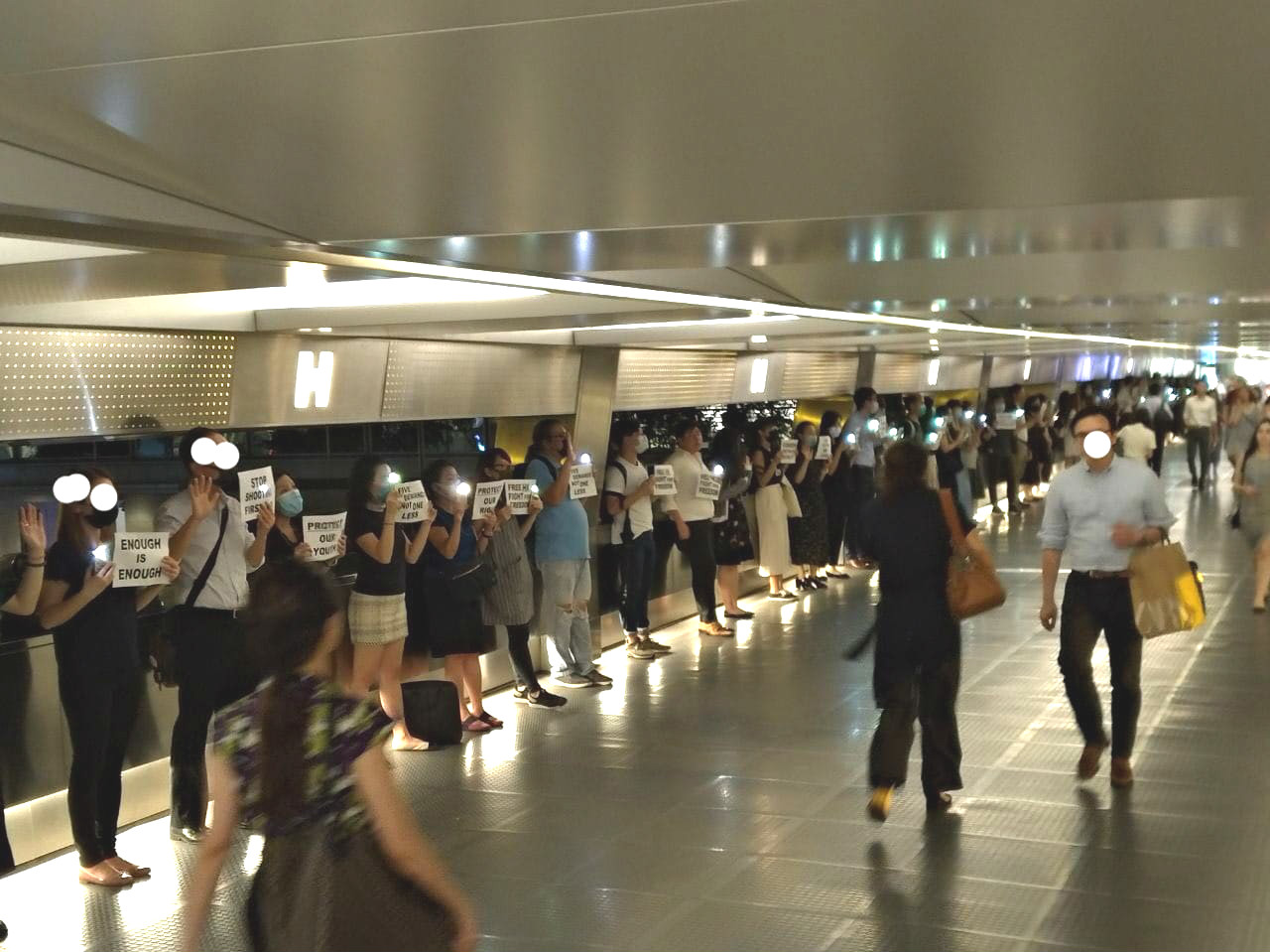 【修例风波】网民中环筑成人链抗议唱反修例歌曲