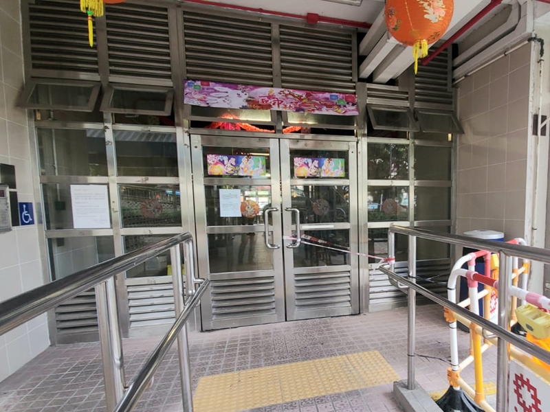 彩云邨玻璃门遭砸烂 警方追缉四南亚男女