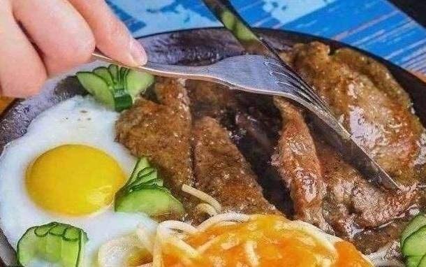 西餐厅吃饭，为啥盘子里有个“生鸡蛋”？不懂别瞎吃，否则闹笑话