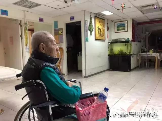 每个痴呆老人身后，都有一群精疲力盡的家人