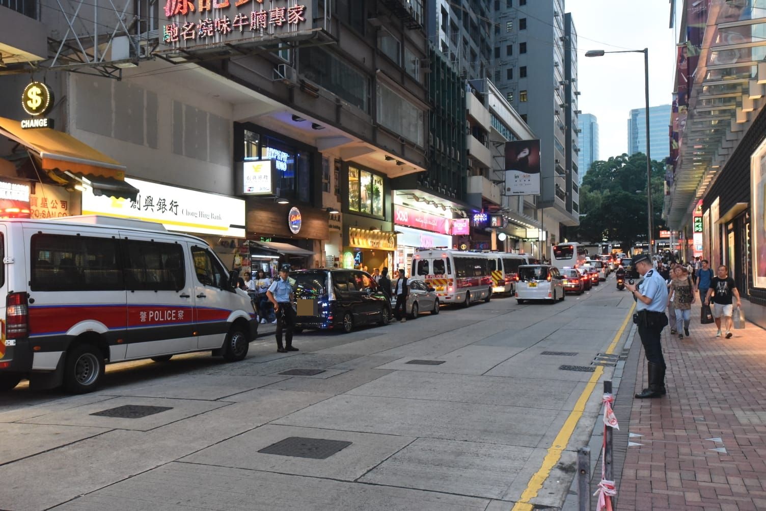 网传警员尖沙嘴摆酒 警加连威老道截查可疑人士