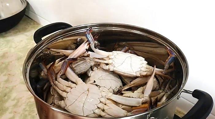 蒸螃蟹时，掉腿又流黄怎么办？大厨教你一招，保证不掉腿不流黄