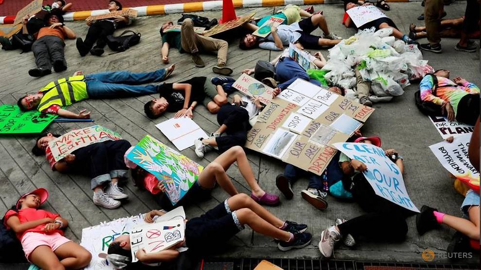 Young climate strikers 'drop dead' at Thai environment ministry