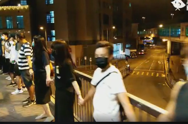 【修例风波】荃湾中学生发起联校人链活动 部分人转到愉景新城内聚集