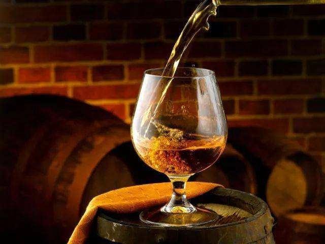 酒桌上的“倒酒”礼仪，该怎样倒酒？里面学问很大，不懂别随便倒