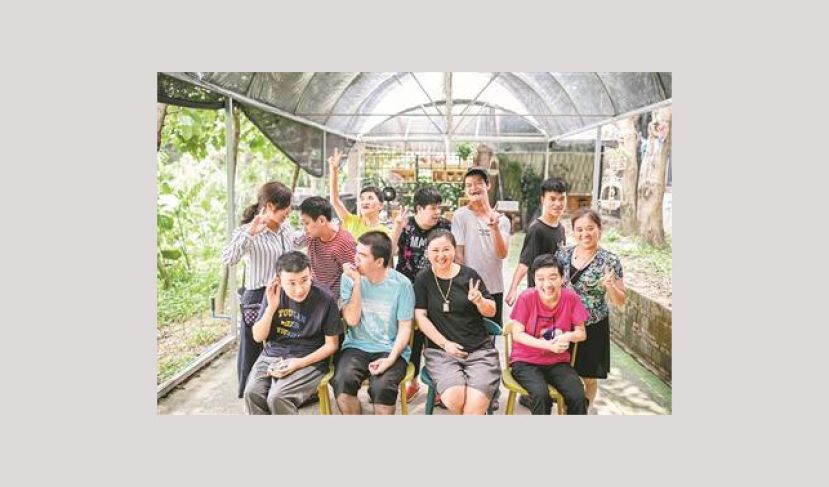 她收养40多只“毛孩子” 雇5名心智障碍者照顾