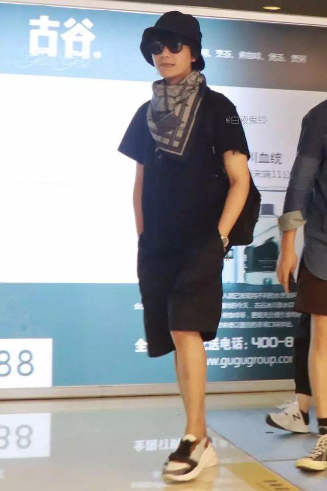 陈坤启程时装周真时髦，潇洒随性哪像43岁